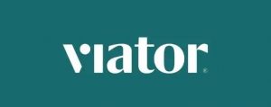 Logo Viator màu trắng nền xanh ngọc, một trong những nền tảng thuộc Top OTA Tour Ở Việt Nam cung cấp dịch vụ đặt tour đến Đồi cừu Suối Nghệ.